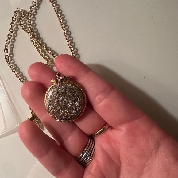 Vintage Sutton watch on gold-tone chain - Picture 3 of 3